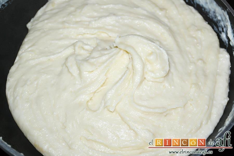 Croquetas de bonito, seguir moviendo hasta que la masa se separe de las paredes de la sartén