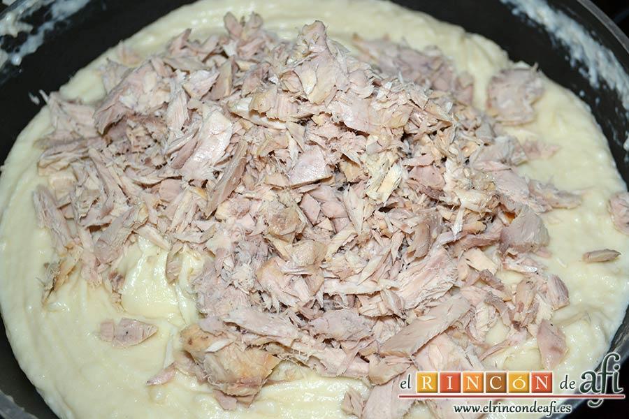 Croquetas de bonito, añadir el bonito desmigado