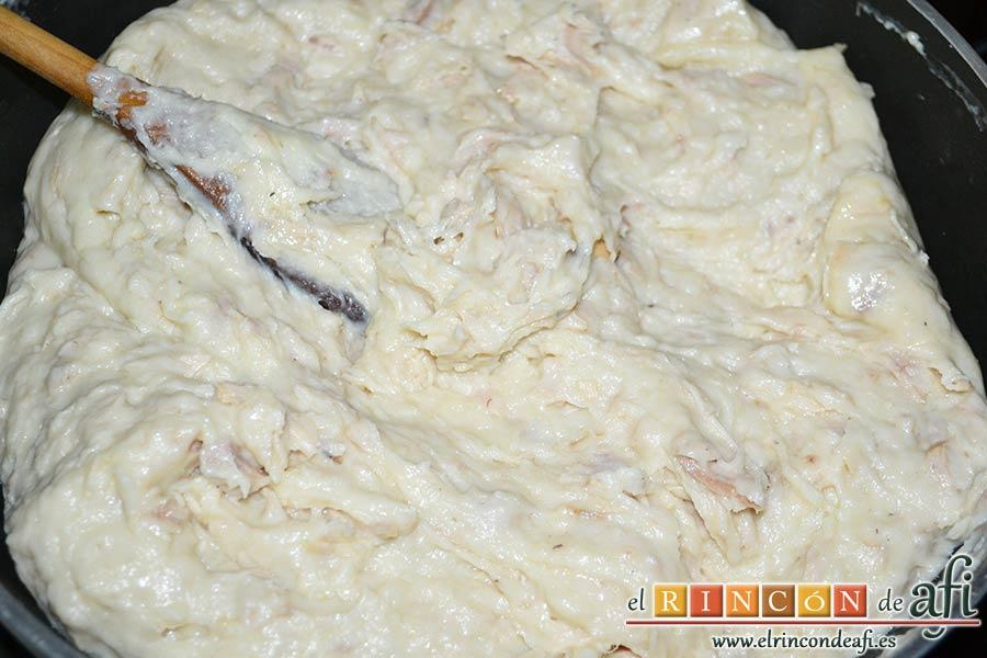 Croquetas de bonito, remover con la cuchara de madera