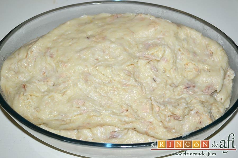 Croquetas de bonito, verter la masa en una bandeja de cristal