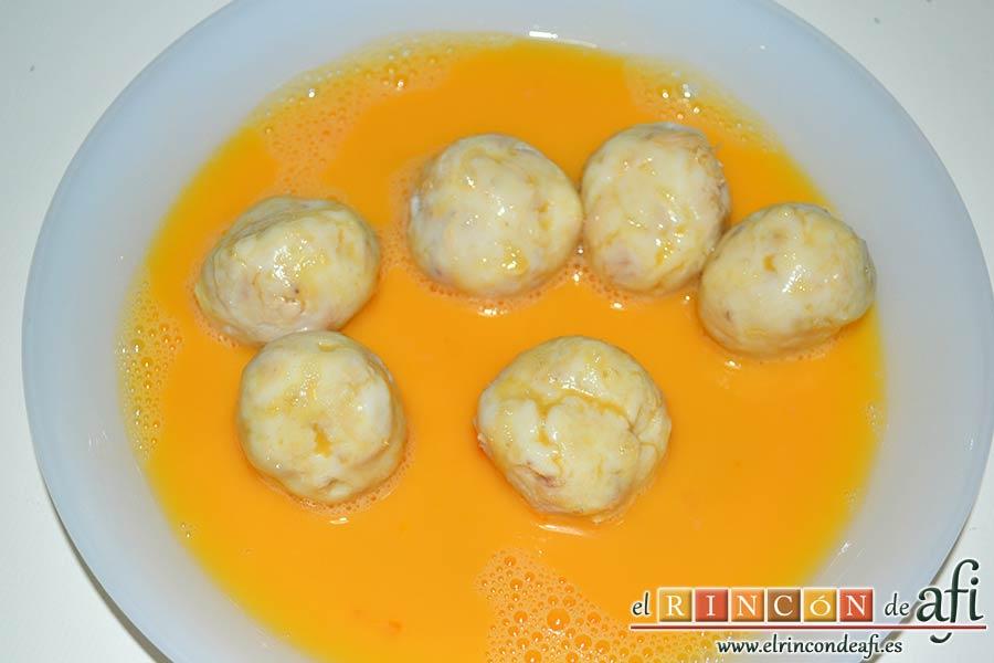 Croquetas de bonito, formar bolitas y pasarlas por huevo batido