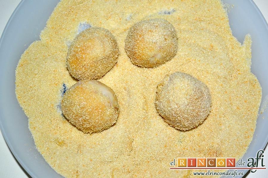 Croquetas de bonito, pasarlas por pan rallado