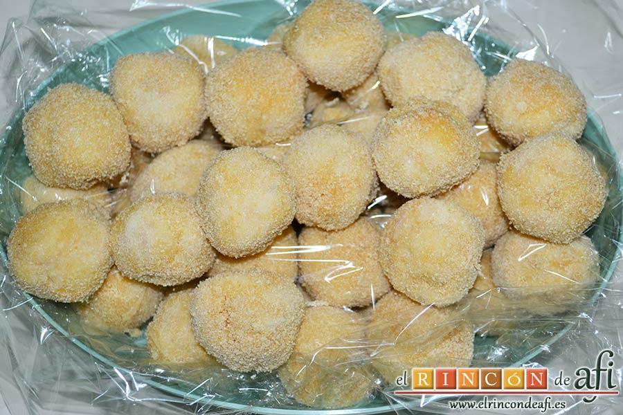 Croquetas de bonito, reservarlas en la nevera hasta el momento de freírlas