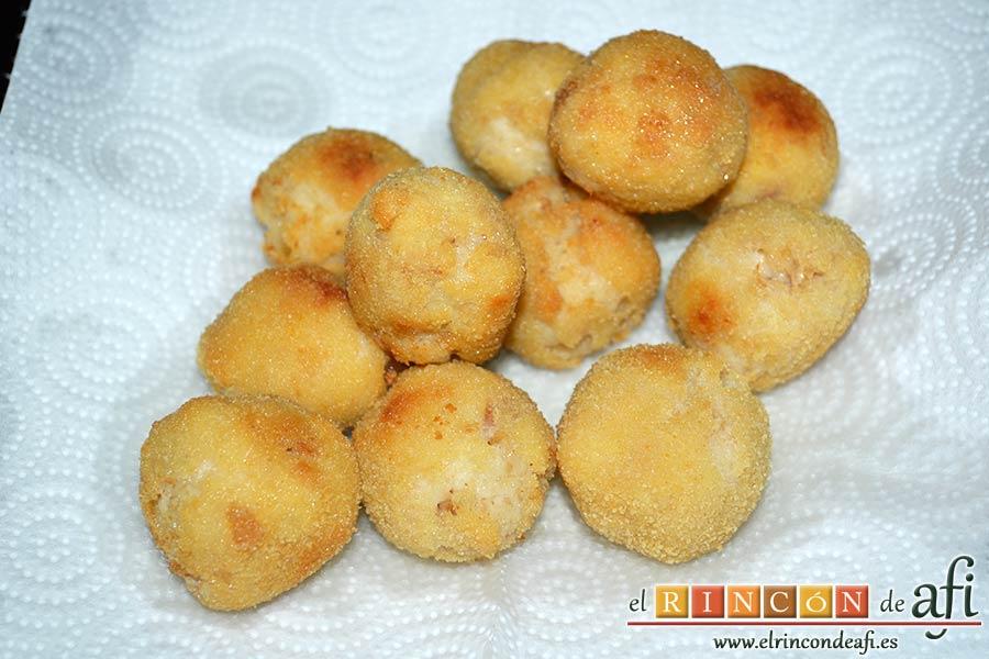 Croquetas de bonito, ponerlas sobre papel absorbente