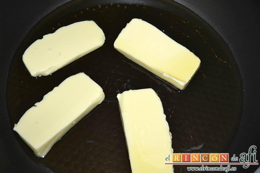 Croquetas de bonito, calentar la mantequilla con aceite de oliva en una sartén