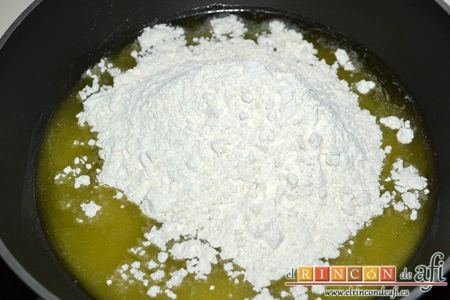 Croquetas de bonito, echar la harina