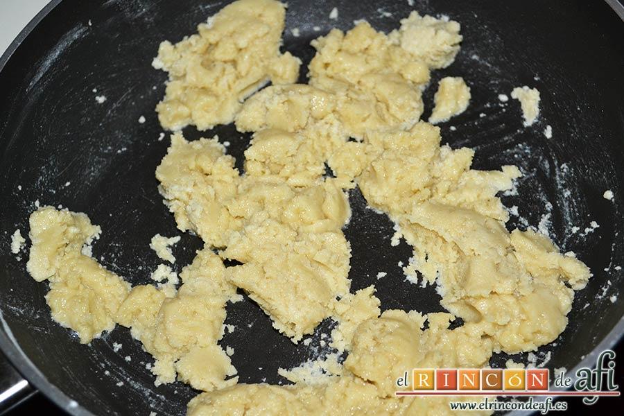 Croquetas de bonito, mover con cuchara de madera