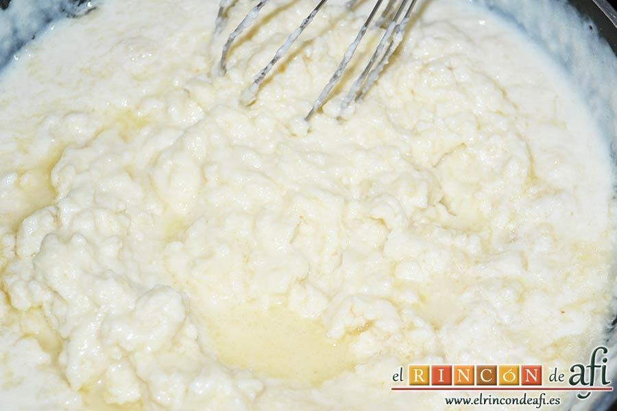 Croquetas de bonito, añadir el líquido del bonito