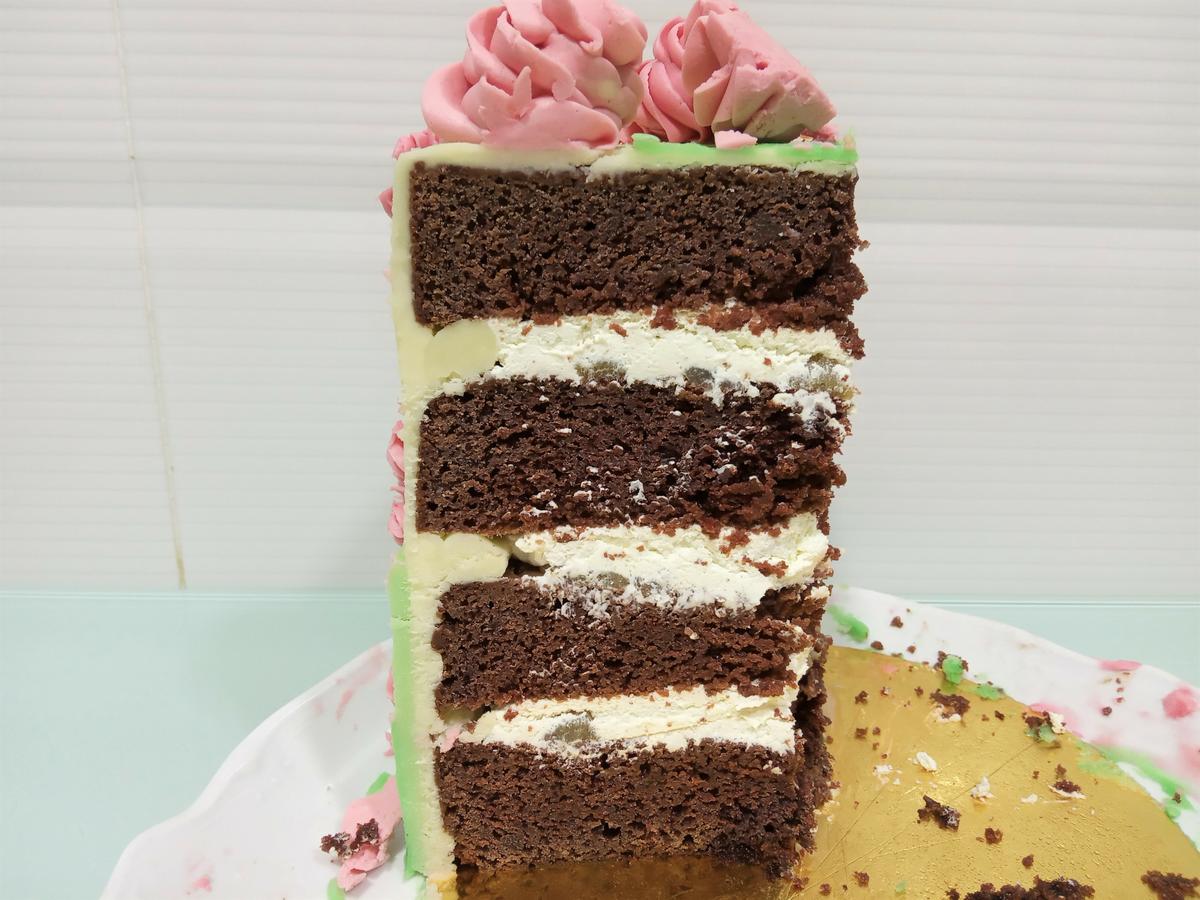 corte tarta con mouse y manzana caramelizada