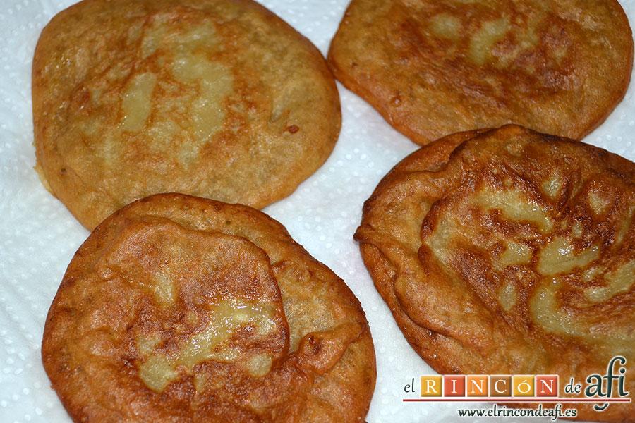 Tortitas de plátanos de Canarias, poner sobre papel de cocina para retirar exceso de aceite