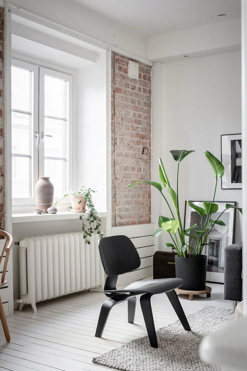 Un luminoso apartamento escandinavo con paredes de ladrillo a la vista