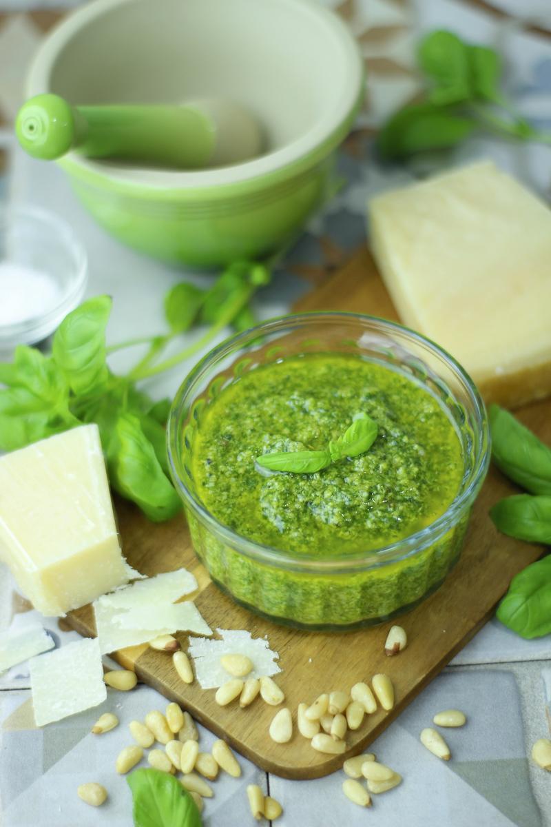 Pesto casero sin lactosa. Cómo hacer salsa pesto de albahaca