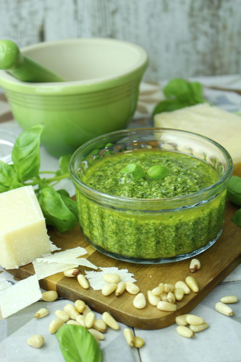 Pesto casero sin lactosa. Cómo hacer salsa pesto de albahaca