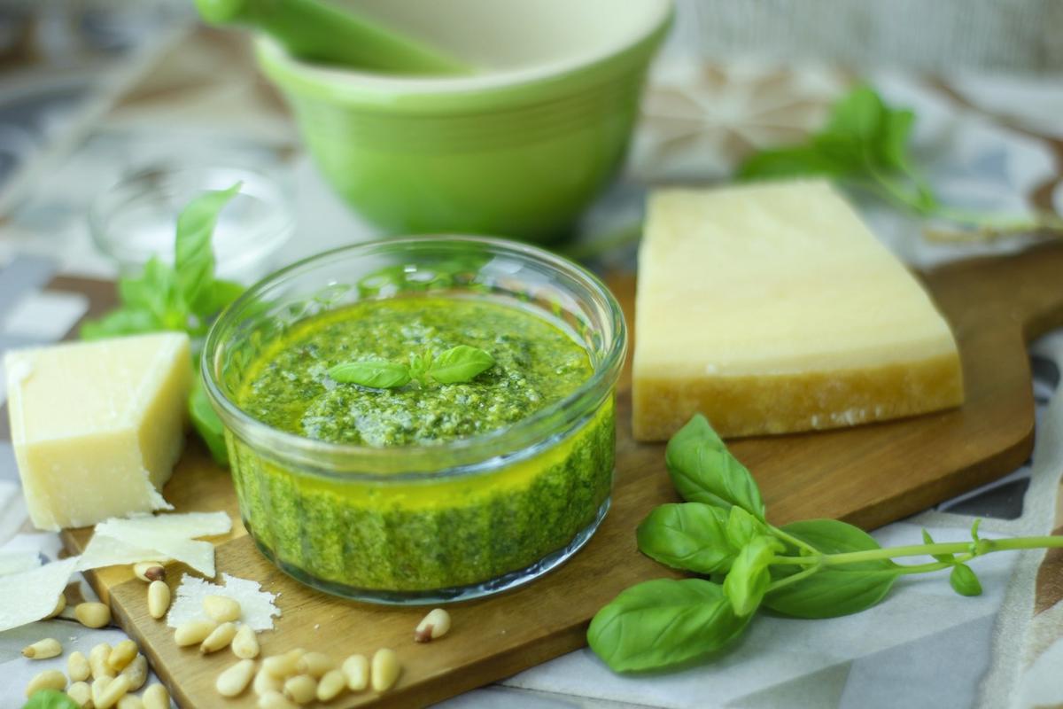 Pesto casero sin lactosa. Cómo hacer salsa pesto de albahaca