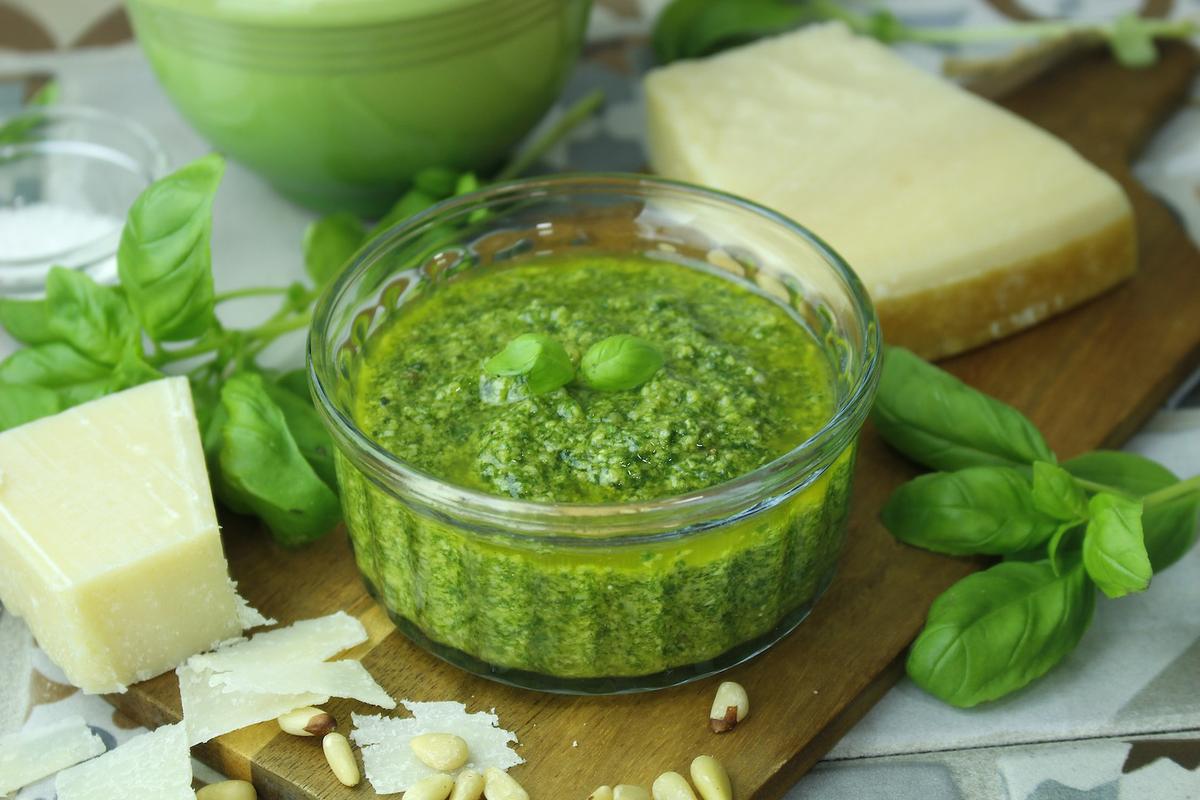 Pesto casero sin lactosa. Cómo hacer salsa pesto de albahaca