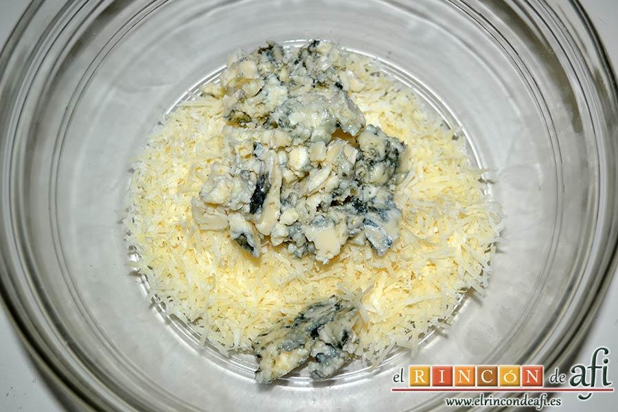 Paté de quesos, rallar el parmesano y ponerlo en un bol con el queso azul