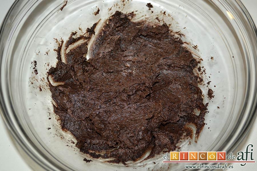 Bolitas de Oreo con queso crema rebozadas con chocolate blanco, mezclar bien