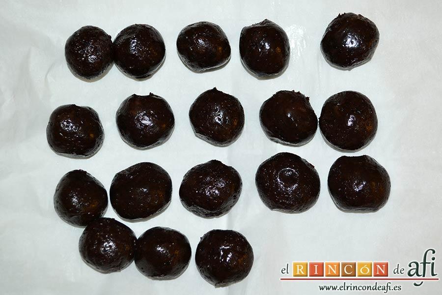 Bolitas de Oreo con queso crema rebozadas con chocolate blanco, formar bolitas con la masa