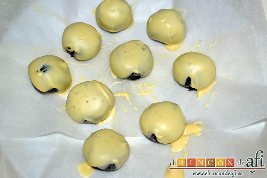 Bolitas de Oreo con queso crema rebozadas con chocolate blanco, dejar que endurezcan en la nevera