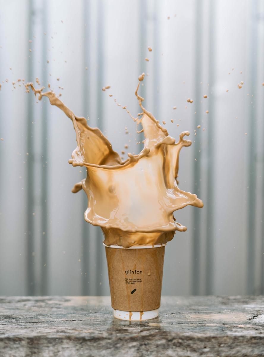 Mancha de café en el coche.