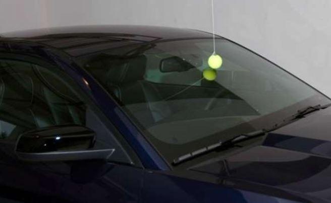Pelota de tenis para aparcar. Vía GenialGuru.