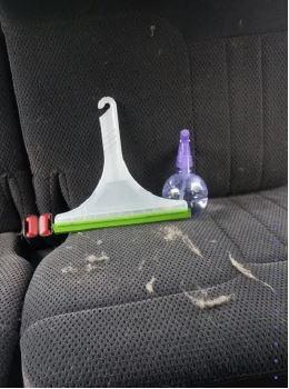 Retirar pelo de animal del coche. Vía Home Hacks.