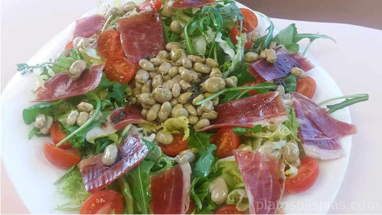 Ensalada tibia de habitas con jamón