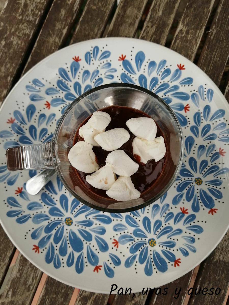 chocolate a la taza en crockpot - pan uvas y queso