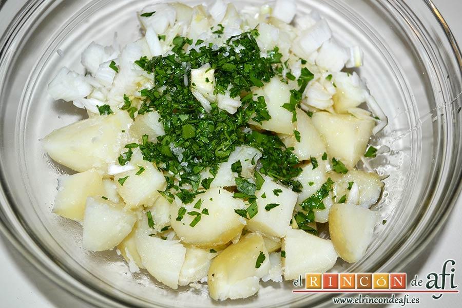 Papas aliñás de Cádiz, añadirla al bol