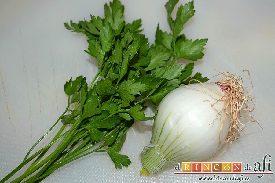 Papas aliñás de Cádiz, preparar el perejil y la cebolla