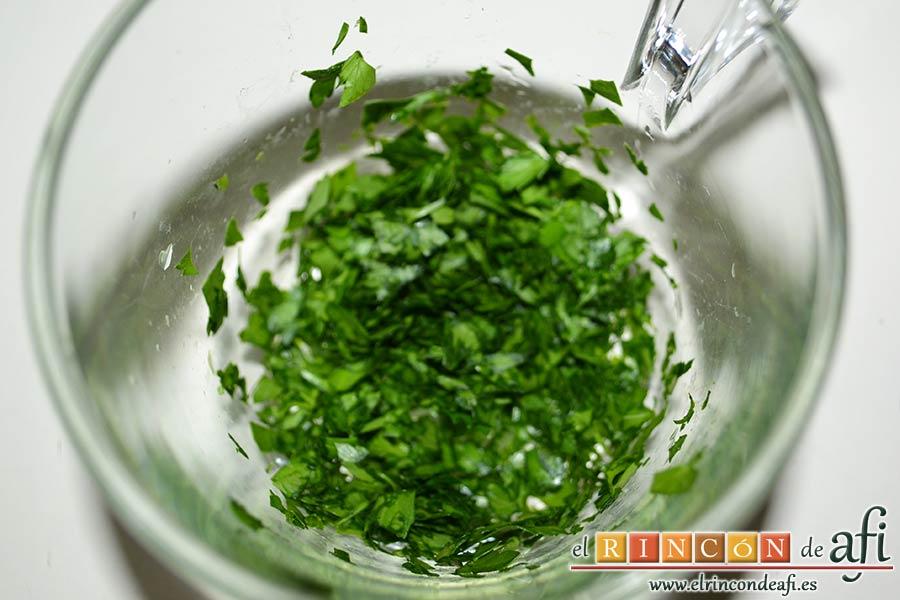 Papas aliñás de Cádiz, picar el perejil con tijeras