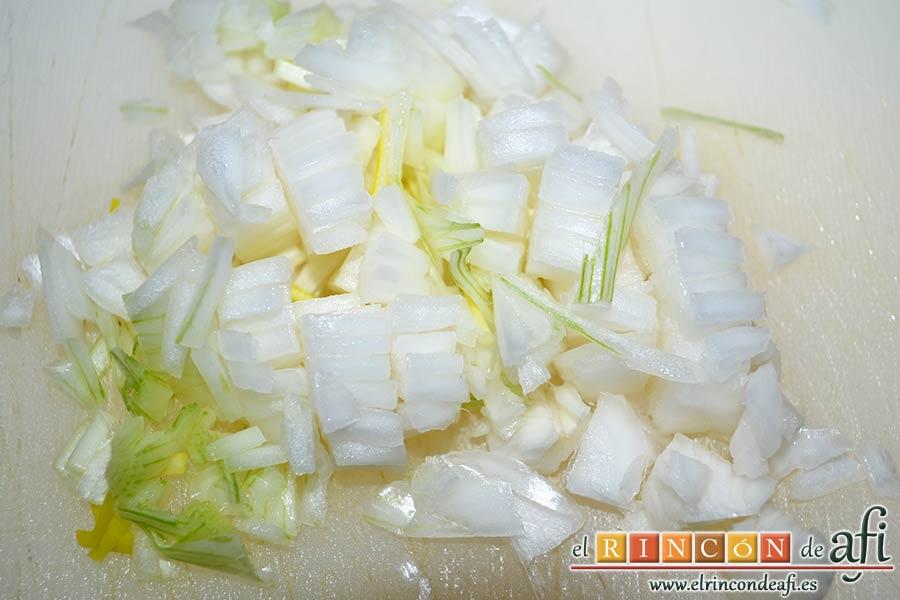 Papas aliñás de Cádiz, trocear la cebolla en cuadraditos