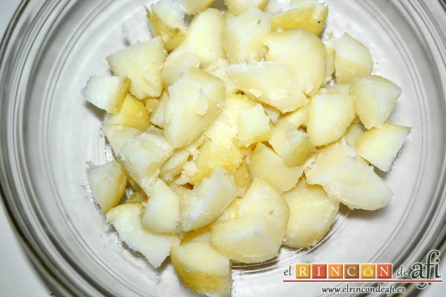 Papas aliñás de Cádiz, trocearlas y ponerlas en un bol