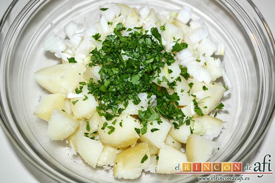 Papas aliñás de Cádiz, añadir el perejil y la cebolla