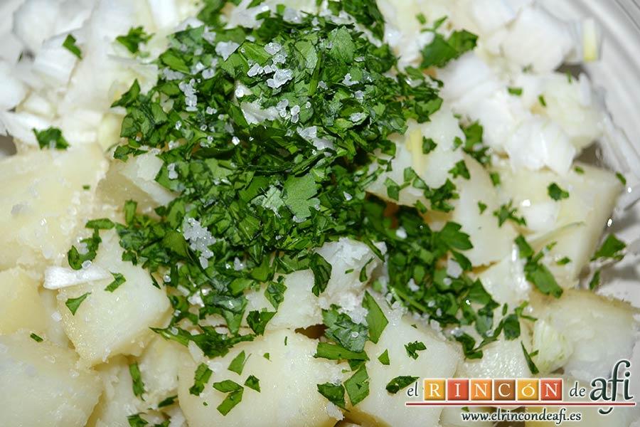 Papas aliñás de Cádiz, echar un puñadito de sal gorda