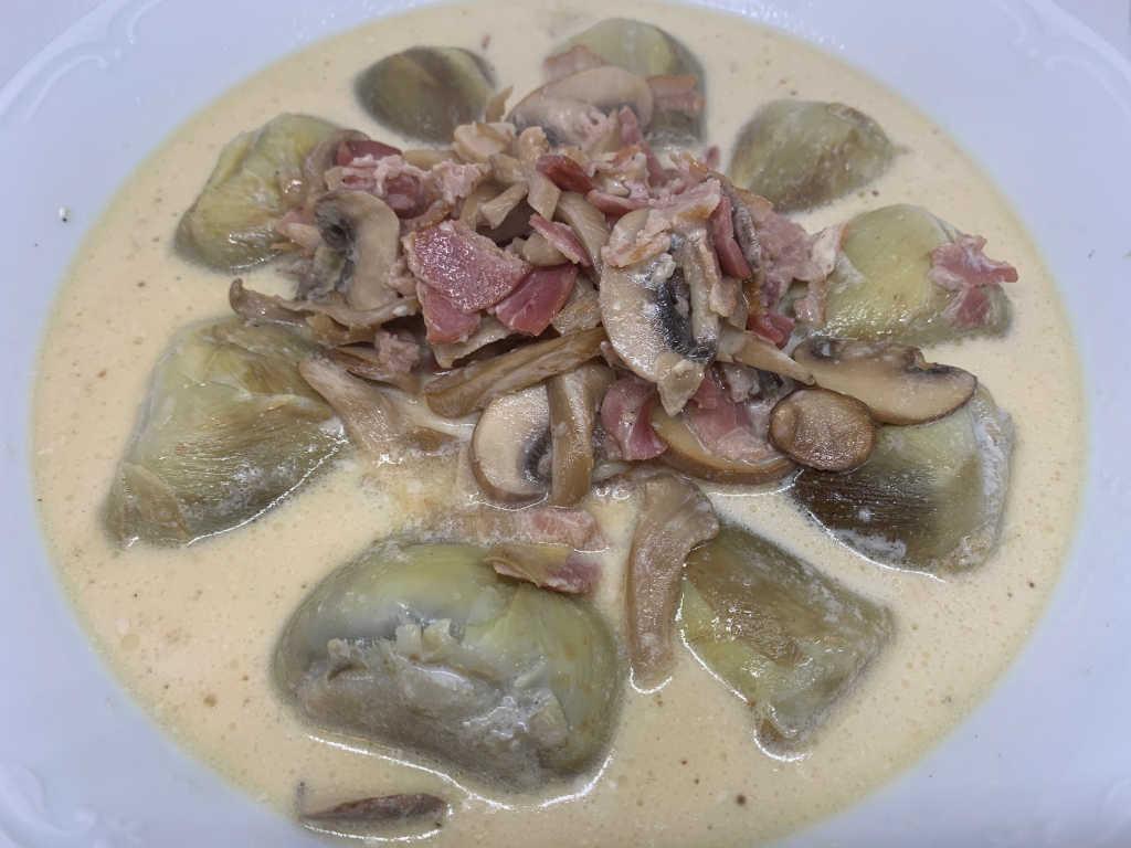 Alcachofas en salsa de leche evaporada con champiñones, setas y beicon.