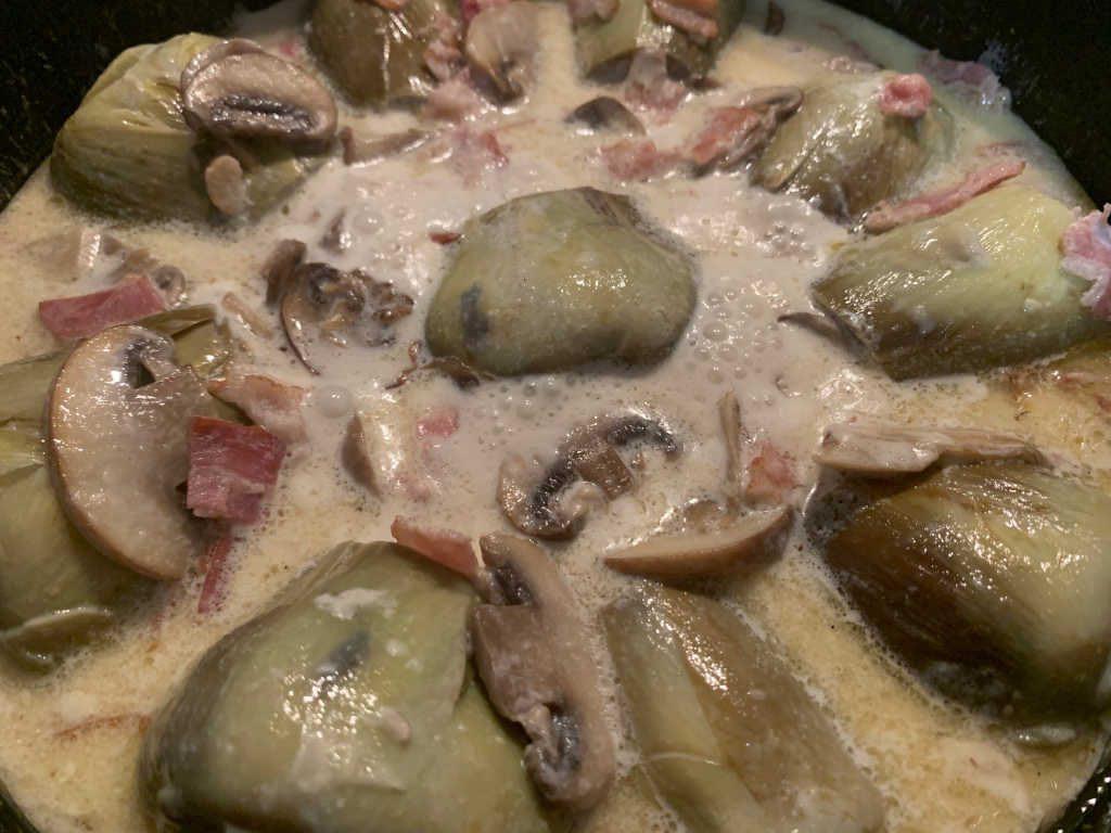 Cocinando alcachofas en salsa de leche evaporada