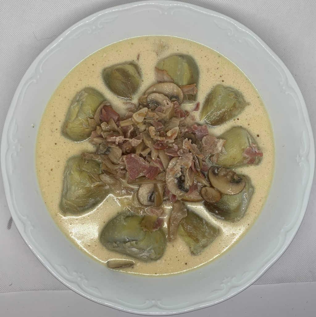 Emplatado de las alcachofas en salsa de leche evaporada