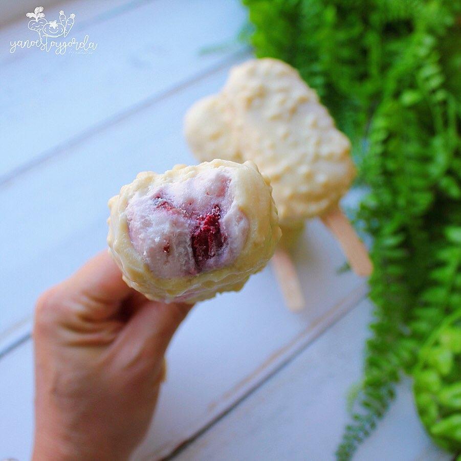 HELADO MAGNUM DE QUESO Y CEREZAS ALMENDRADO