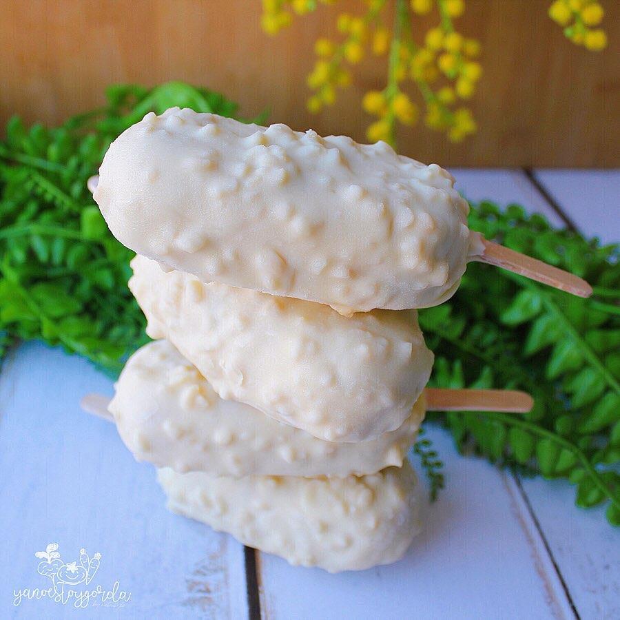 HELADO MAGNUM DE QUESO Y CEREZAS ALMENDRADO