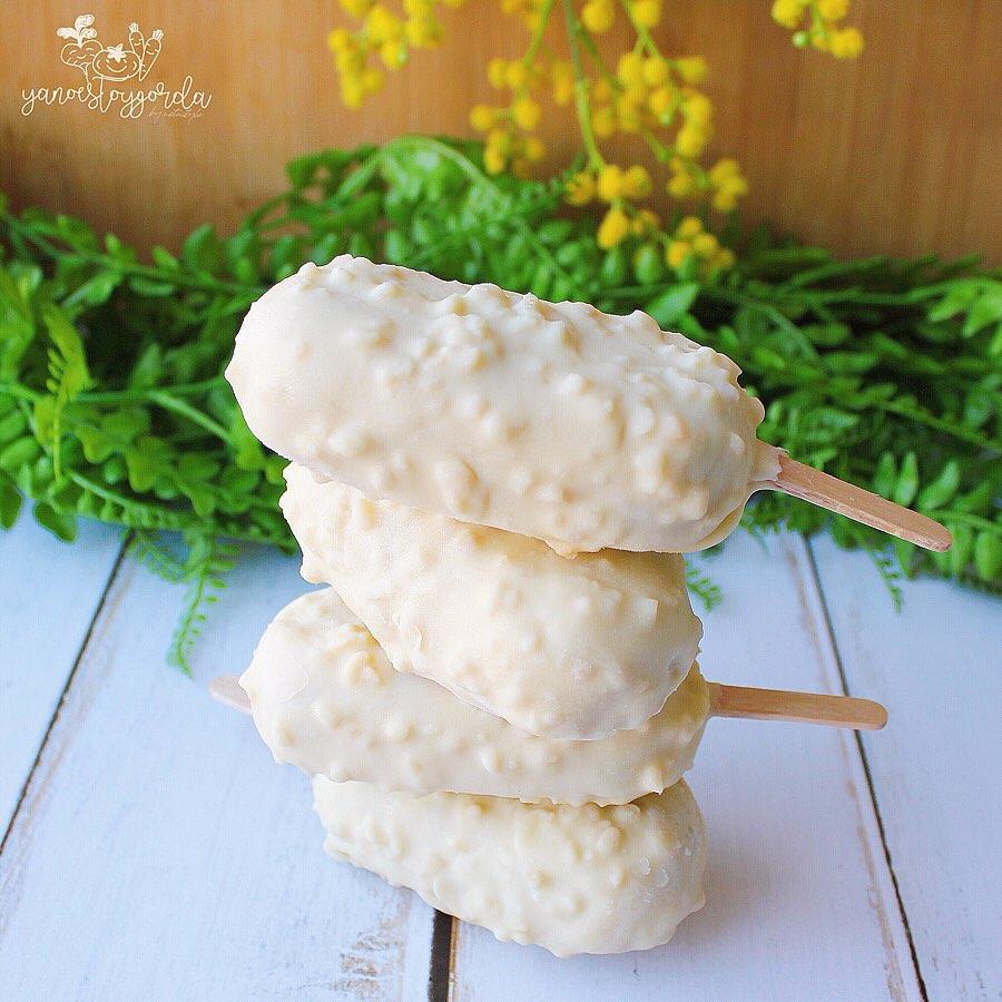 HELADO MAGNUM DE QUESO Y CEREZAS ALMENDRADO