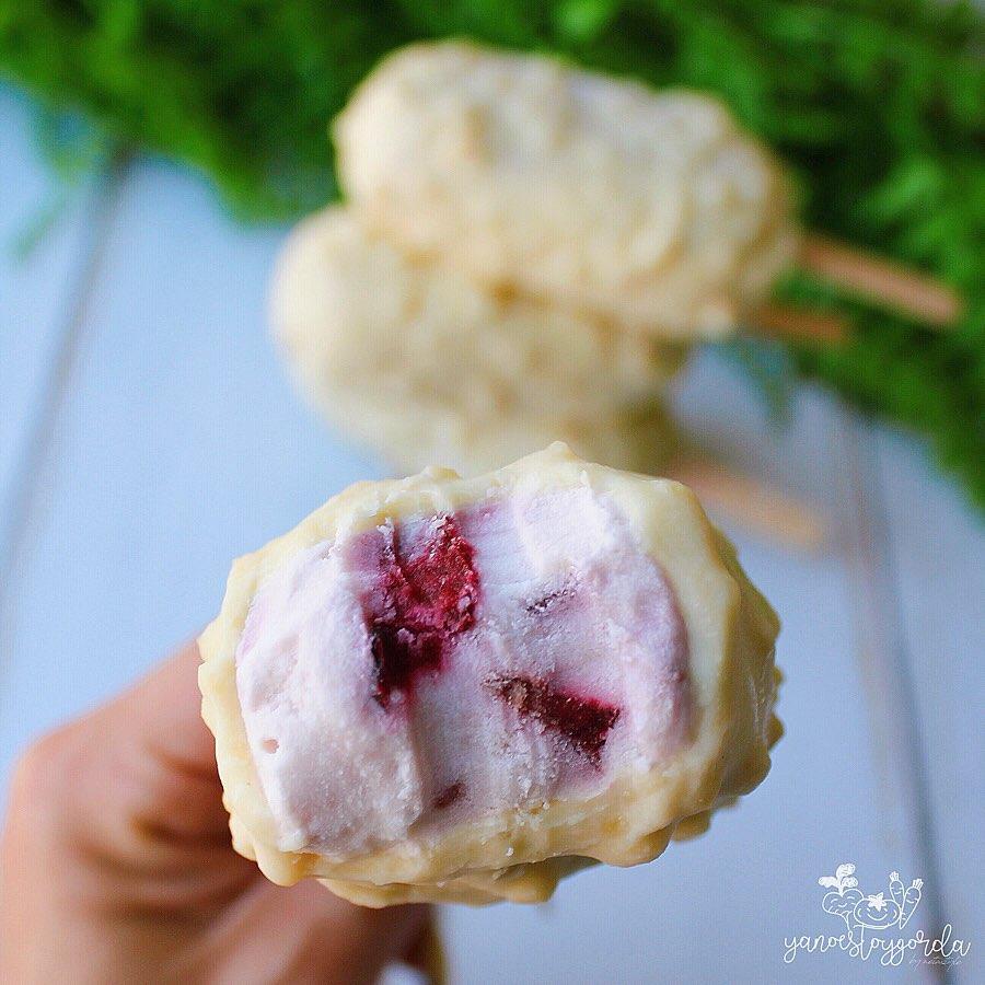 HELADO MAGNUM DE QUESO Y CEREZAS ALMENDRADO