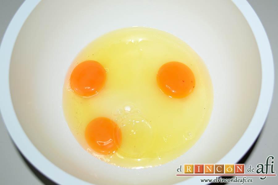 Quesada de manga, poner en un bol los huevos y el azúcar