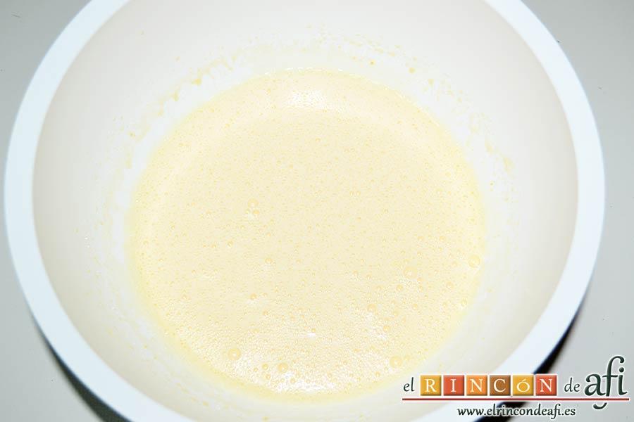 Quesada de manga, mezclar con varillas hasta que blanqueen