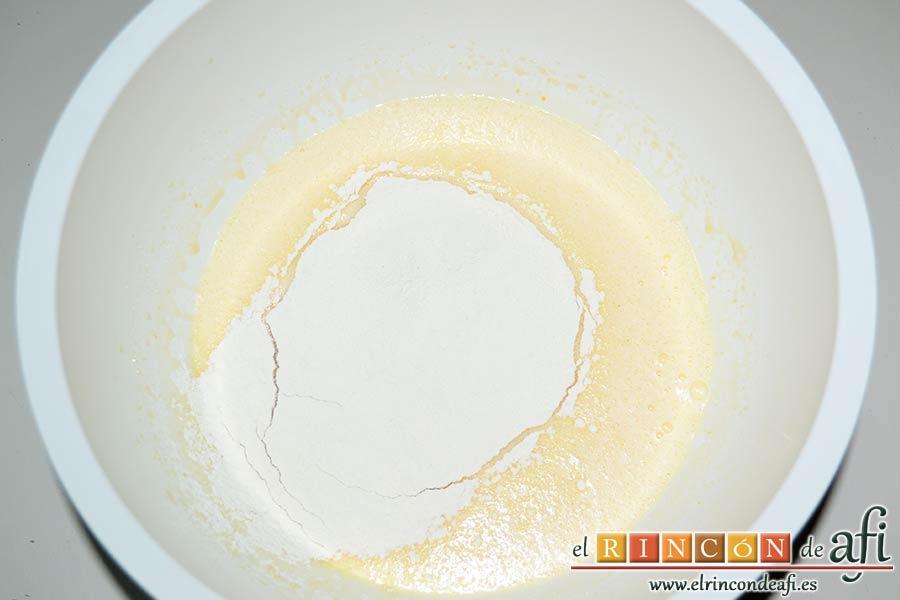 Quesada de manga, echar la harina tamizada