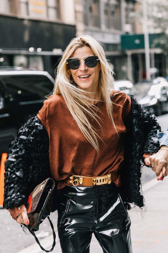 Outfit de invierno con pantalones plastificados