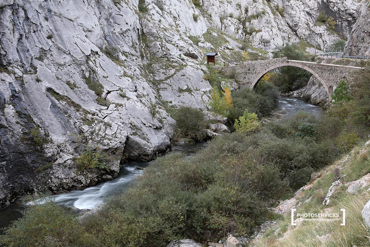 Puente del Verdugo. Hoces del río Curueño. Ruta de los puentes romanos o de la Calzada de Vegarada. España.