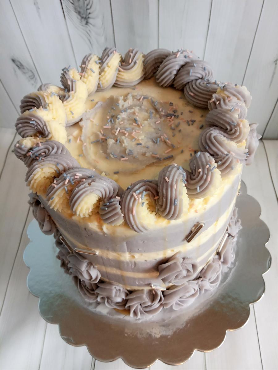 Vista cenital tarta bicolor rositas