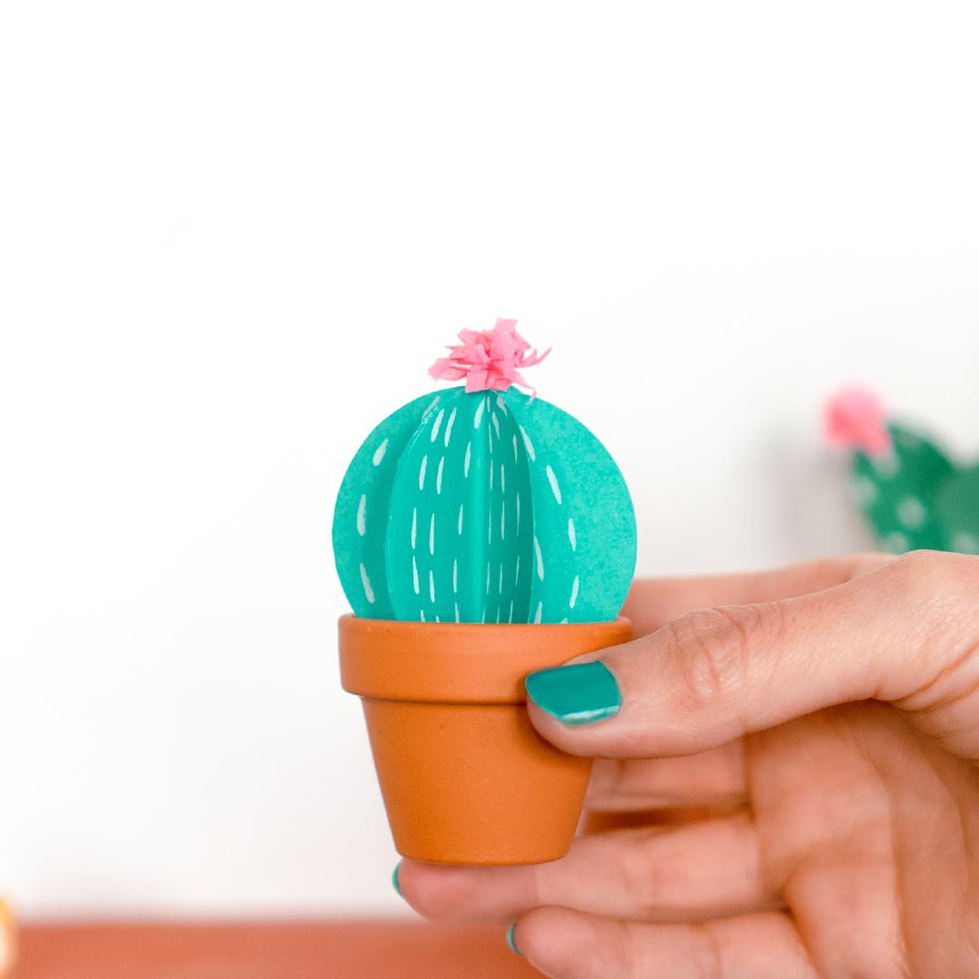 Tres formas diferentes de hacer cactus de cartulina. Detalle de uno de los cactus