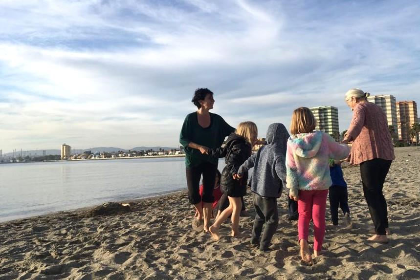Bailando en círculo con los peques en la playa